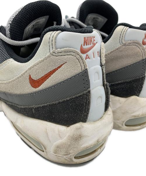NIKE（ナイキ）NIKE (ナイキ) AIR MAX 95 WOLF GREY/RUGGED ORANGE-BLACK-BLUE TINT / エア マックス 95 エア マックス 95 ウルフグレー ラゲッドオレンジ ライトグレー サイズ:US9の古着・服飾アイテム