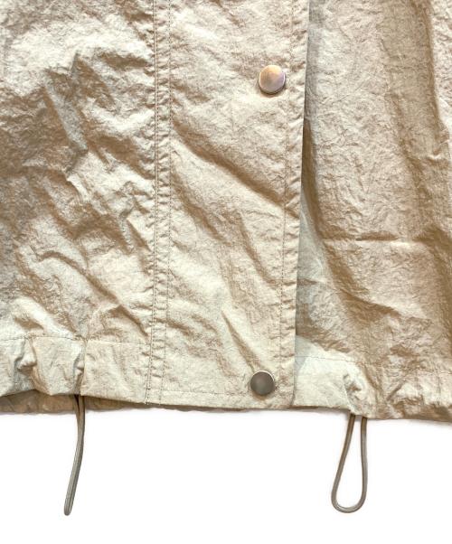 BEAUTY&YOUTH UNITED ARROWS（ビューティーアンドユースユナイテッドアローズ）BEAUTY&YOUTH UNITED ARROWS (ビューティーアンドユースユナイテッドアローズ) ナイロンシャインタフタフードブルゾンコート ベージュ サイズ:Mの古着・服飾アイテム