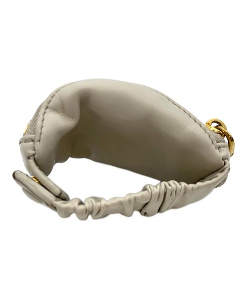 MIU MIU（ミュウミュウ）MIU MIU (ミュウミュウ) レザーミニポーチ付きブレスレット ホワイトの古着・服飾アイテム