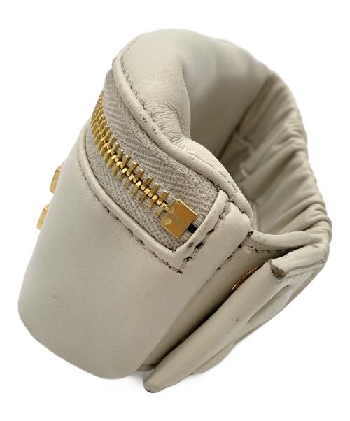 MIU MIU（ミュウミュウ）MIU MIU (ミュウミュウ) レザーミニポーチ付きブレスレット ホワイトの古着・服飾アイテム