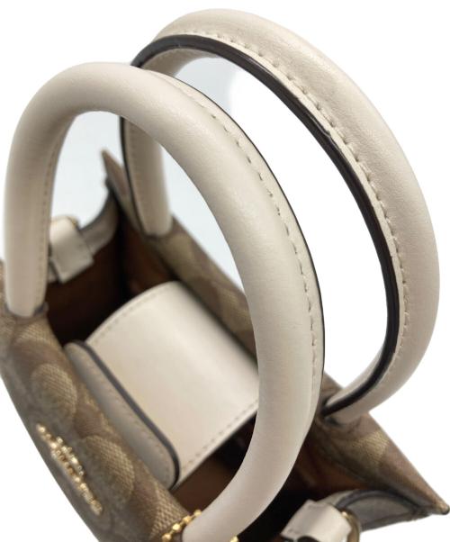 COACH（コーチ）COACH (コーチ) ミニ キャリー クロスボディ シグネチャー キャンバス ブラウンの古着・服飾アイテム