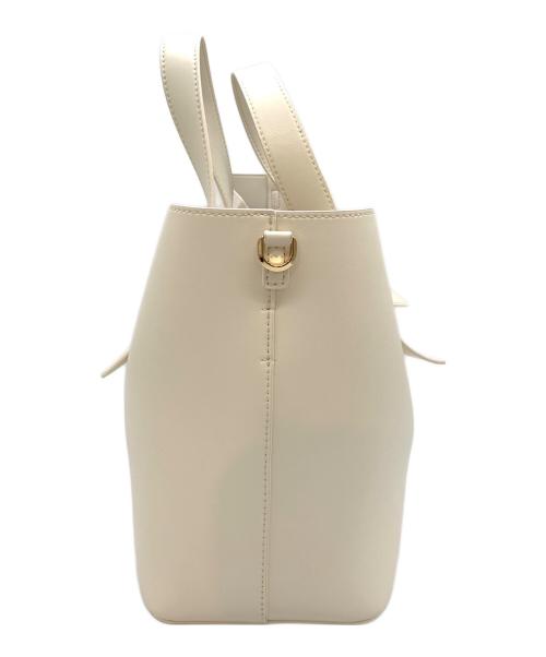 CHARLES & KEITH（チャールズアンドキース）CHARLES & KEITH (チャールズアンドキース) シャナイア ダブルハンドルスラウチーバッグ ホワイトの古着・服飾アイテム