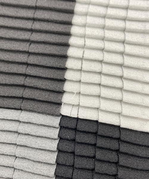 ISSEY MIYAKE（イッセイミヤケ）ISSEY MIYAKE (イッセイミヤケ) ハイネックカットソー ブラック×グレー サイズ:Mの古着・服飾アイテム