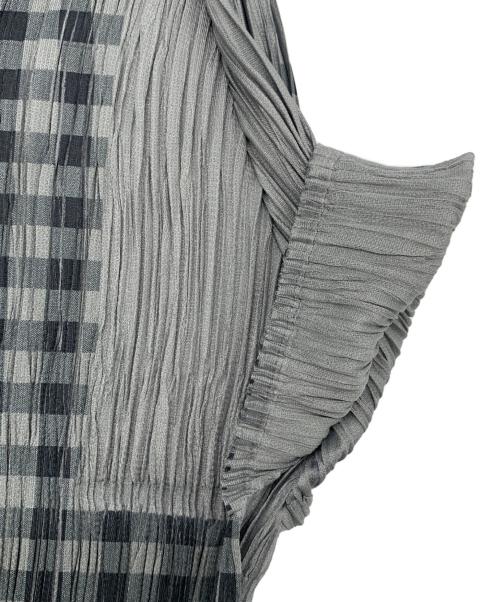 PLEATS PLEASE（プリーツプリーズ）PLEATS PLEASE (プリーツプリーズ) プリーツポロシャツ グレー サイズ:3の古着・服飾アイテム