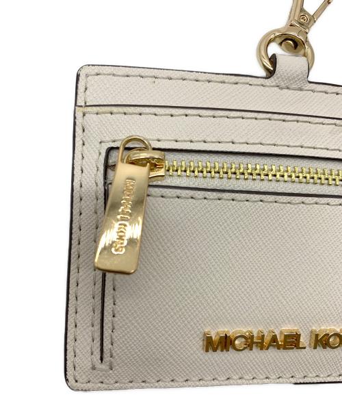 MICHAEL KORS（マイケルコース）MICHAEL KORS (マイケルコース) パスケース ホワイトの古着・服飾アイテム