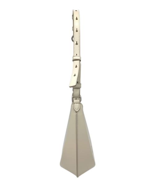 CHARLES & KEITH（チャールズアンドキース）CHARLES & KEITH (チャールズアンドキース) オリビアムーンバッグ ホワイトの古着・服飾アイテム