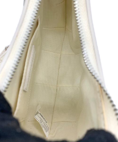 CHARLES & KEITH（チャールズアンドキース）CHARLES & KEITH (チャールズアンドキース) オリビアムーンバッグ ホワイトの古着・服飾アイテム