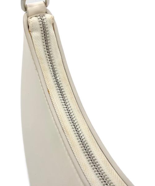 CHARLES & KEITH（チャールズアンドキース）CHARLES & KEITH (チャールズアンドキース) オリビアムーンバッグ ホワイトの古着・服飾アイテム
