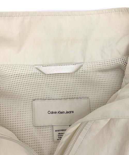 Calvin Klein Jeans（カルバンクラインジーンズ）Calvin Klein Jeans (カルバンクラインジーンズ) ブルゾン ホワイト×カーキ サイズ:XXSの古着・服飾アイテム