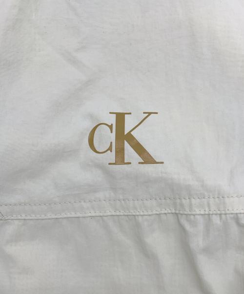Calvin Klein Jeans（カルバンクラインジーンズ）Calvin Klein Jeans (カルバンクラインジーンズ) ブルゾン ホワイト×カーキ サイズ:XXSの古着・服飾アイテム