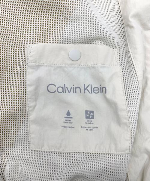 Calvin Klein Jeans（カルバンクラインジーンズ）Calvin Klein Jeans (カルバンクラインジーンズ) ブルゾン ホワイト×カーキ サイズ:XXSの古着・服飾アイテム