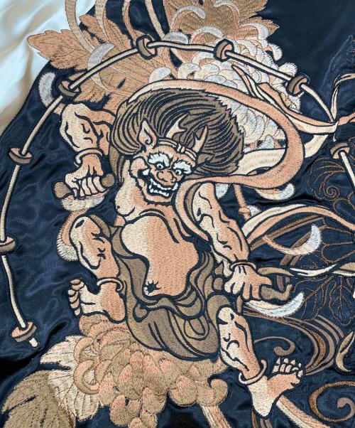絡繰魂（カラクリダマシイ）絡繰魂 (カラクリダマシイ) スカジャン風神雷神 ブラック サイズ:Mの古着・服飾アイテム