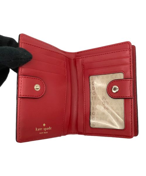 Kate Spade（ケイトスペード）Kate Spade (ケイトスペード) レザープレート 2つ折り財布 レッドの古着・服飾アイテム