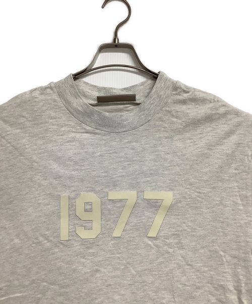 FOG ESSENTIALS（フィアオブゴッド エッセンシャル）FOG ESSENTIALS (フィアオブゴッド エッセンシャル) Tシャツ アイボリー サイズ:Sの古着・服飾アイテム