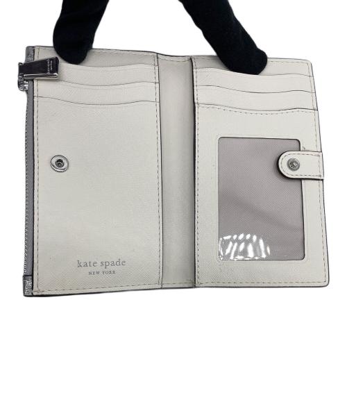 Kate Spade（ケイトスペード）Kate Spade (ケイトスペード) shaken not stirred embellished metallic small slim bifold wallet シルバーの古着・服飾アイテム
