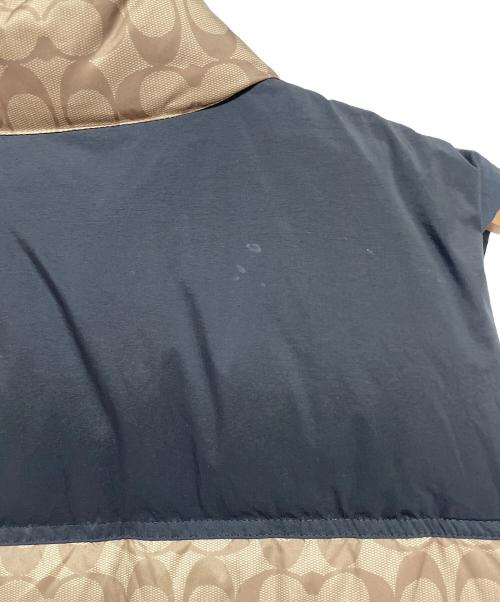 COACH（コーチ）COACH (コーチ) シグネチャーダウンベスト ベージュ サイズ:XLの古着・服飾アイテム