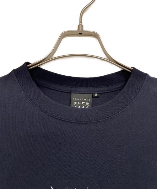 acanthus（アカンサス）acanthus (アカンサス) muta (ムータ) ACANTHUS × muta MARINE Fire Logo Tee  ネイビー×レッド サイズ:SIZE 5の古着・服飾アイテム