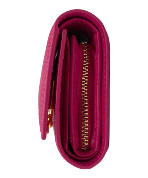 CHARLES & KEITH（チャールズアンドキース）CHARLES & KEITH (チャールズ＆キース) Huxley ハクスリー メタリックアクセントフロントフラップウォレット ピンク 未使用品の古着・服飾アイテム