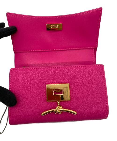 CHARLES & KEITH（チャールズアンドキース）CHARLES & KEITH (チャールズ＆キース) Huxley ハクスリー メタリックアクセントフロントフラップウォレット ピンク 未使用品の古着・服飾アイテム