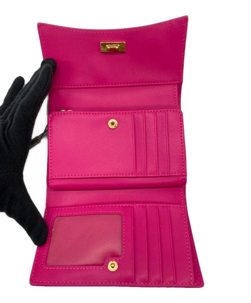 CHARLES & KEITH（チャールズアンドキース）CHARLES & KEITH (チャールズ＆キース) Huxley ハクスリー メタリックアクセントフロントフラップウォレット ピンク 未使用品の古着・服飾アイテム