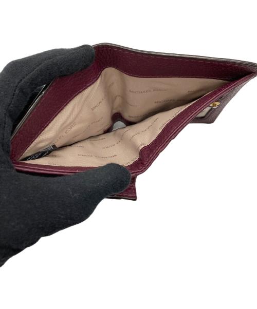 MICHAEL KORS（マイケル・コース）MICHAEL KORS (マイケル・コース) 2つ折り財布 エンジの古着・服飾アイテム