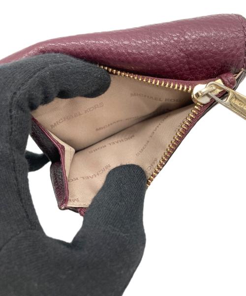 MICHAEL KORS（マイケル・コース）MICHAEL KORS (マイケル・コース) 2つ折り財布 エンジの古着・服飾アイテム