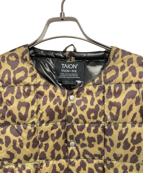 TAION（タイオン）TAION (タイオン) ベーシック クルーネックボタン インナーダウンジャケット イエロー サイズ:S 未使用品の古着・服飾アイテム