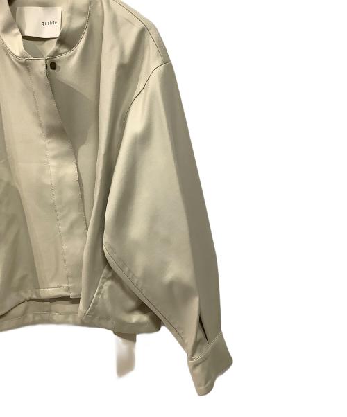 qualite（カリテ）qualite (カリテ) ノーカラージャケット ベージュ サイズ:38 未使用品の古着・服飾アイテム