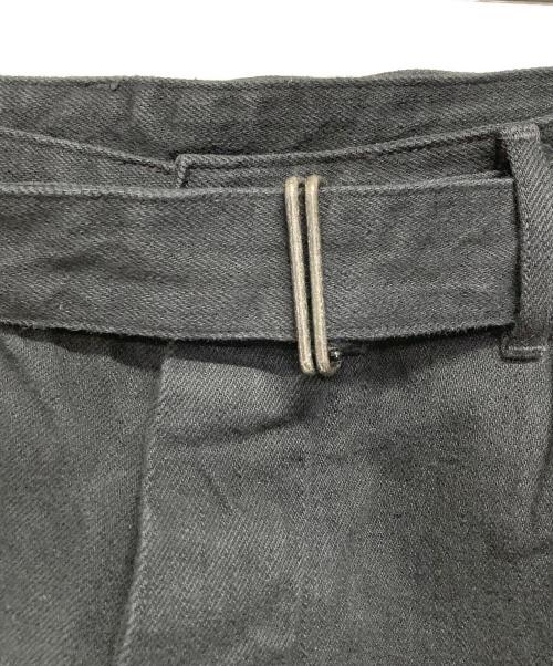 COMOLI（コモリ）COMOLI (コモリ) ベルテッドブラックジーンズ ブラック サイズ:2の古着・服飾アイテム