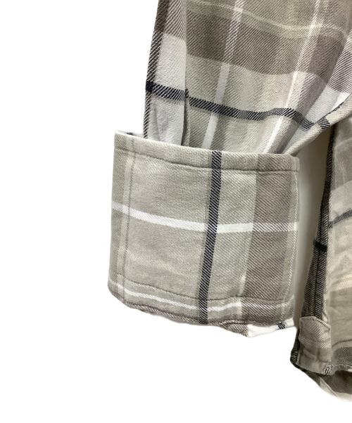 Thom Browne（トムブラウン）Thom Browne (トムブラウン) 長袖シャツ ホワイト×グレーの古着・服飾アイテム