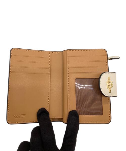 COACH（コーチ）COACH (コーチ) ミディアム コーナー ジップ ウォレット ホワイト×ブラック 未使用品の古着・服飾アイテム