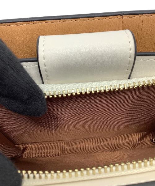 COACH（コーチ）COACH (コーチ) ミディアム コーナー ジップ ウォレット ホワイト×ブラック 未使用品の古着・服飾アイテム