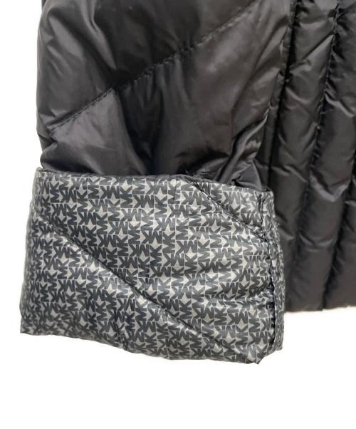 MICHAEL KORS（マイケルコース）MICHAEL KORS (マイケルコース) リバーシブル ダウンジャケット（Reversible Printed Nylon Packable Puffer Jacket） ブラック サイズ:XSの古着・服飾アイテム