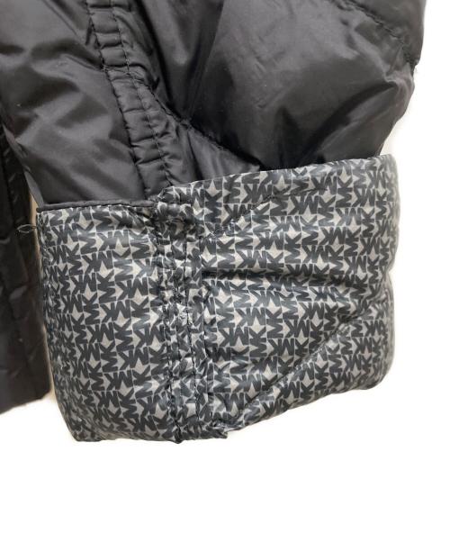 MICHAEL KORS（マイケルコース）MICHAEL KORS (マイケルコース) リバーシブル ダウンジャケット（Reversible Printed Nylon Packable Puffer Jacket） ブラック サイズ:XSの古着・服飾アイテム