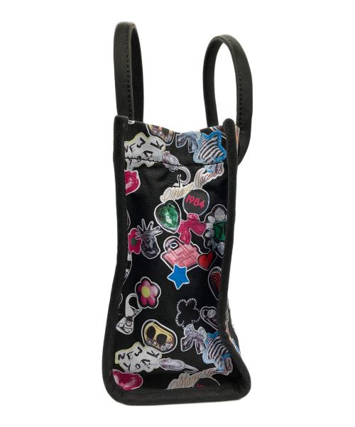MARC JACOBS（マークジェイコブス）MARC JACOBS (マークジェイコブス) Medium Sticker Print Canvas Standard Supply Toteの古着・服飾アイテム