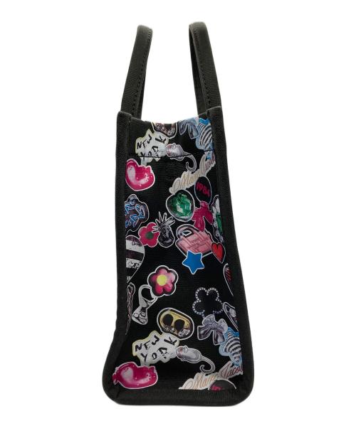 MARC JACOBS（マークジェイコブス）MARC JACOBS (マークジェイコブス) Medium Sticker Print Canvas Standard Supply Toteの古着・服飾アイテム