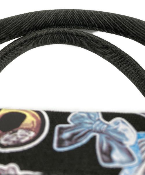 MARC JACOBS（マークジェイコブス）MARC JACOBS (マークジェイコブス) Medium Sticker Print Canvas Standard Supply Toteの古着・服飾アイテム