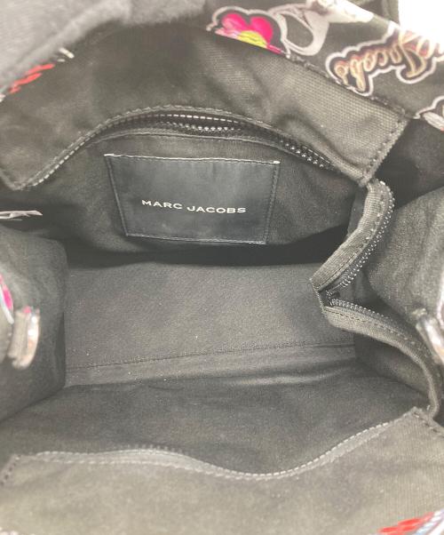 MARC JACOBS（マークジェイコブス）MARC JACOBS (マークジェイコブス) Medium Sticker Print Canvas Standard Supply Toteの古着・服飾アイテム