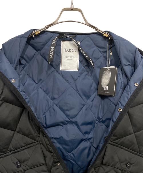 TAION（タイオン）TAION (タイオン) シティ パイピングVネック ロングダウンカーディガン ブラック サイズ:XS 未使用品の古着・服飾アイテム