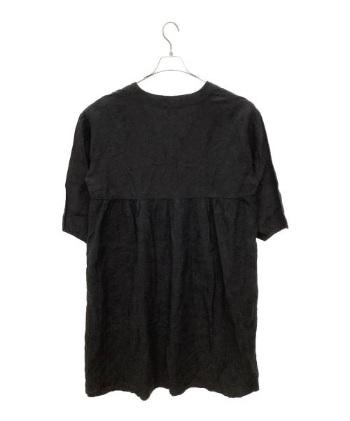 TSUHARU by samansa Mos2（ツハル バイ サマンサモスモス）TSUHARU by samansa Mos2 (ツハル バイ サマンサモスモス) アルファベット刺繍リネン前開きワンピース ブラック サイズ:F 未使用品の古着・服飾アイテム
