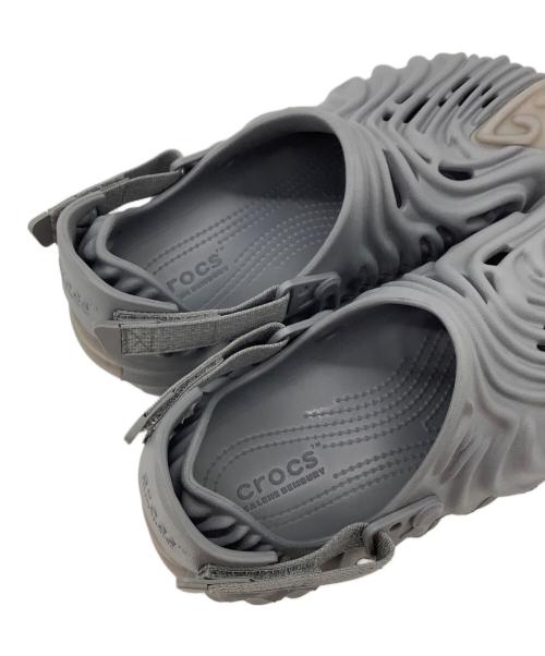 crocs（クロックス）crocs (クロックス) SALEHE BEMBURY サンダル グレー サイズ:Ｍ9の古着・服飾アイテム
