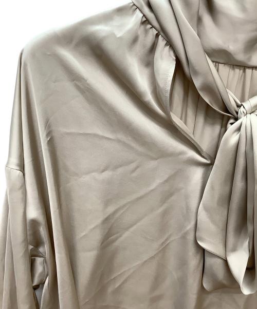 Whim Gazette（ウィムガゼット）Whim Gazette (ウィムガゼット) 長袖ブラウス　サテンボウタイブラウス ベージュ サイズ:Fの古着・服飾アイテム