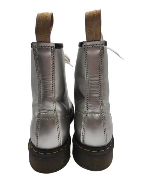 Dr.Martens（ドクターマーチン）Dr.Martens (ドクターマーチン) メタリック 8ホールブーツ シルバー サイズ:26.5の古着・服飾アイテム