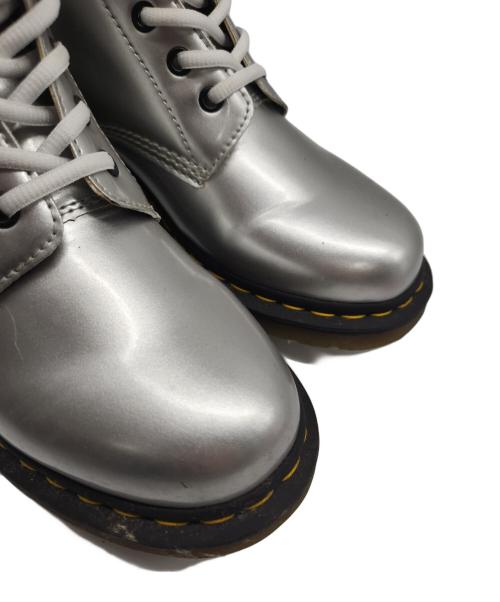 Dr.Martens（ドクターマーチン）Dr.Martens (ドクターマーチン) メタリック 8ホールブーツ シルバー サイズ:26.5の古着・服飾アイテム