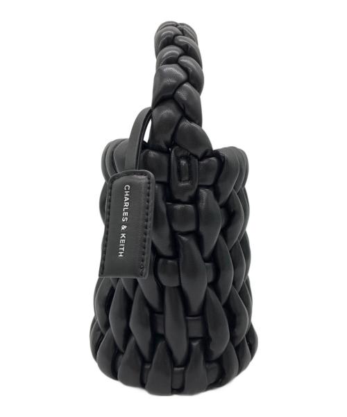 CHARLES & KEITH（チャールズアンドキース）CHARLES & KEITH (チャールズアンドキース) ビア パッドテクスチャーバケツバッグ  ブラックの古着・服飾アイテム