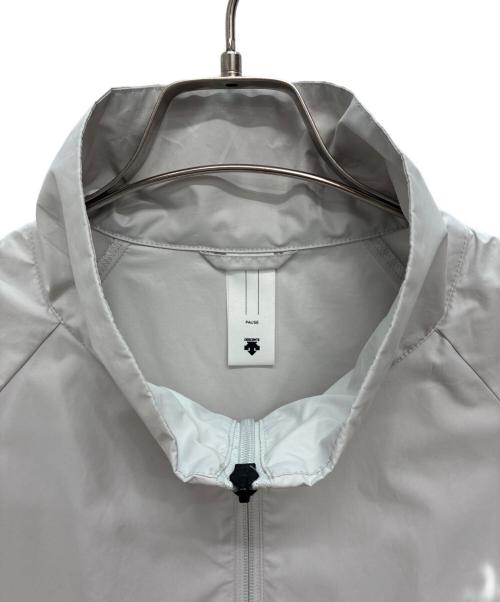 DESCENTE PAUSE（デサントポーズ）DESCENTE PAUSE (デサントポーズ) STAND COLLAR ZIP UP BLOUSON ライトグレー サイズ:Oの古着・服飾アイテム