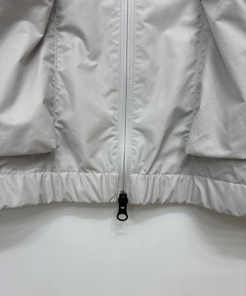 DESCENTE PAUSE（デサントポーズ）DESCENTE PAUSE (デサントポーズ) STAND COLLAR ZIP UP BLOUSON ライトグレー サイズ:Oの古着・服飾アイテム