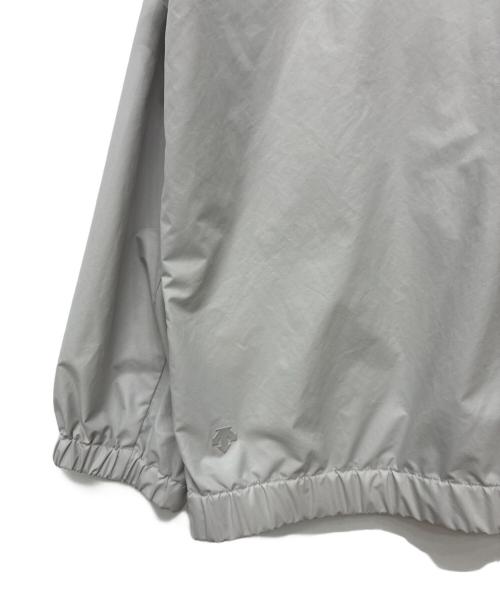 DESCENTE PAUSE（デサントポーズ）DESCENTE PAUSE (デサントポーズ) STAND COLLAR ZIP UP BLOUSON ライトグレー サイズ:Oの古着・服飾アイテム