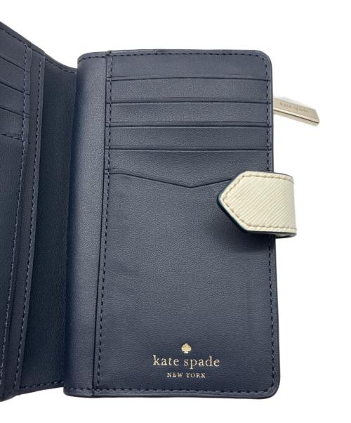 Kate Spade（ケイトスペード）Kate Spade (ケイトスペード) カラーブロック ミディアム コンパクト バイフォールド ウォレット / 2つ折り財布 ブルー×ホワイトの古着・服飾アイテム