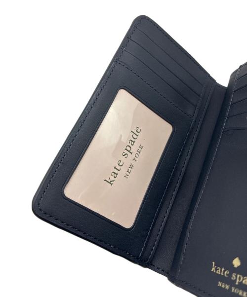 Kate Spade（ケイトスペード）Kate Spade (ケイトスペード) カラーブロック ミディアム コンパクト バイフォールド ウォレット / 2つ折り財布 ブルー×ホワイトの古着・服飾アイテム